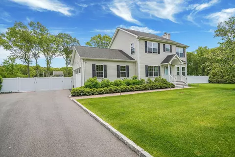 37 A J Ct, Riverhead, NY 11901 photo 1