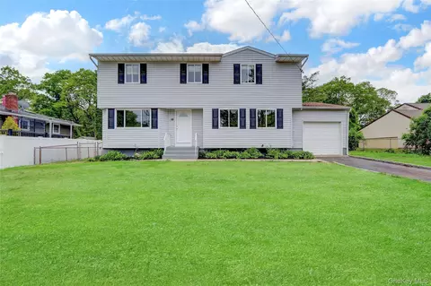 16 Allegheny Dr W, Farmingville, NY 11738