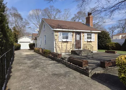 9 Inwood Ave, Selden, NY 11784