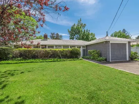 31 Townsend St, Glen Head, NY 11545