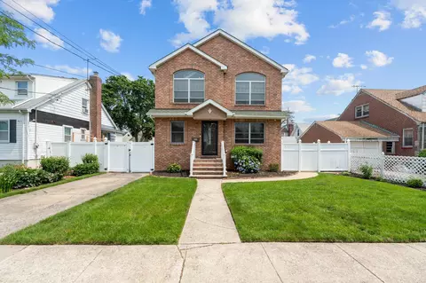 246-17 136th Ave, Rosedale, NY 11422