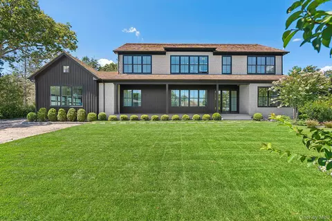25 Liberty St, Westhampton Beach, NY 11978