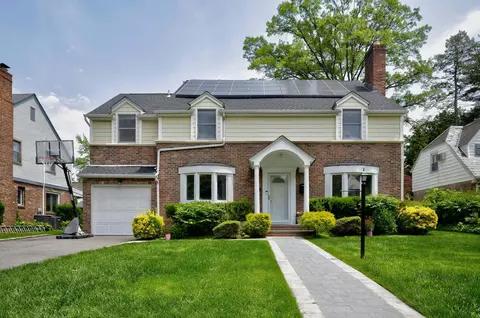 16 Andover Ln, North Hempstead, NY 11030