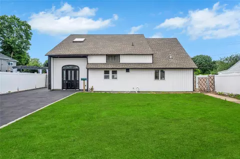 205 Blueberry Ln, Hicksville, NY 11801
