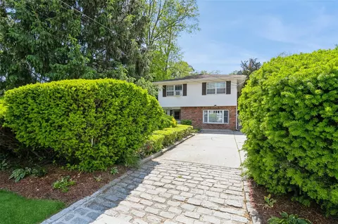 22 Landscape Dr, Wyandanch, NY 11798