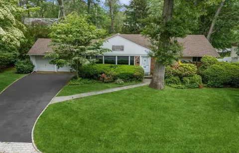 190 Revere Rd, North Hempstead, NY 11577
