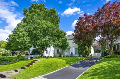 84 Bates Rd, North Hempstead, NY 11020