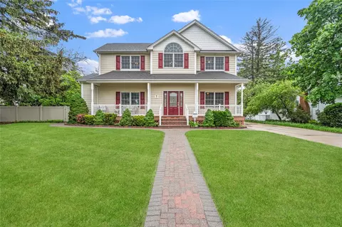 10 Stewart St, East Islip, NY 11730
