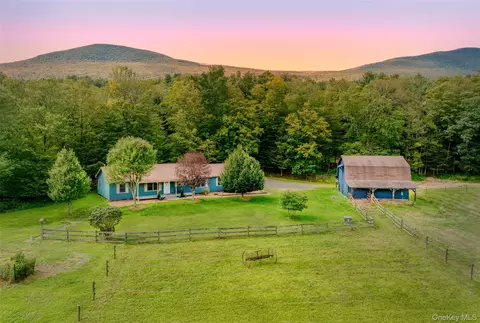 18 Jomar Ln, Olive, NY 12461