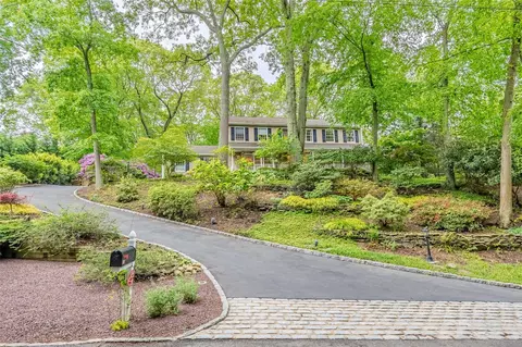 12 Nadworny Ln, Stony Brook, NY 11790