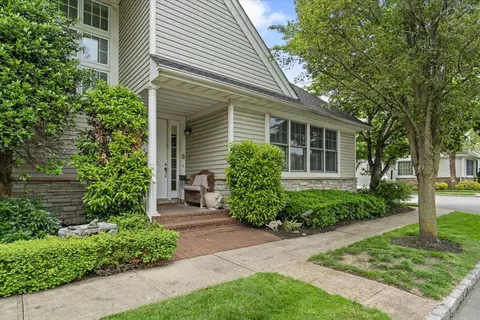 161 Harbor View Dr, North Hempstead, NY 11050