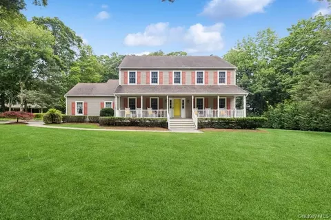 6295 N Country Rd, Wading River, NY 11792