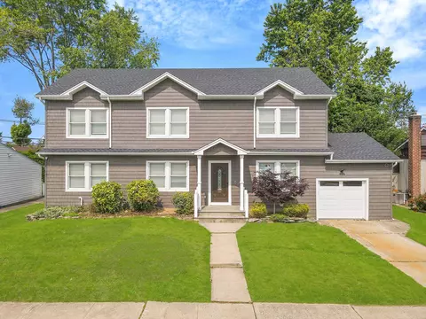 49 Ronni Dr, East Meadow, NY 11554