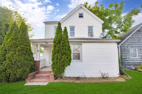 82 Heitz Pl, Hicksville, NY 11801