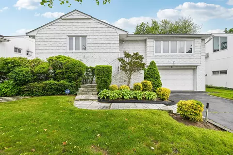 904 Woodmere Dr, Valley Stream, NY 11581