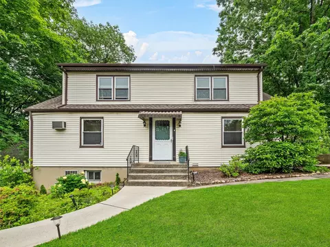 1 Fair Acres Rd, Clarkstown, NY 10960