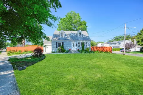 566 Park Ave, Merrick, NY 11566