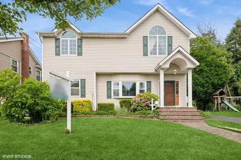 27 Lowell St, Bethpage, NY 11714