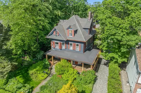 175 Ivy St, Oyster Bay, NY 11771