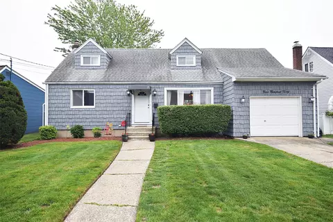 940 N Erie Ave, Lindenhurst, NY 11757