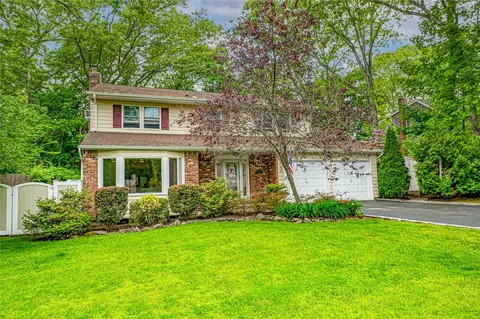 29 Harding St, Smithtown, NY 11787