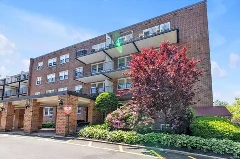 34 Pearsall Ave #1C, Glen Cove, NY 11542