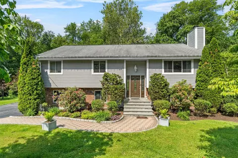 522 Westbrook Dr, Cortlandt, NY 10567