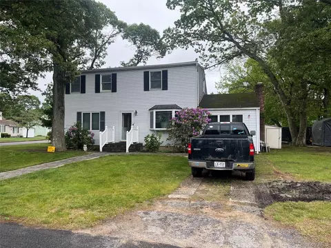 18 Bonnybill Dr, Centereach, NY 11720