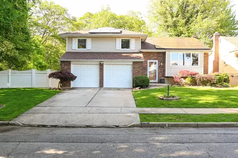 1651 John St, Merrick, NY 11566