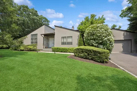 15 Augusta Ln, North Hempstead, NY 11030