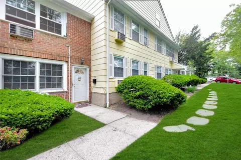 615 Towne House Rd Vlg #615, Smithtown, NY 11749
