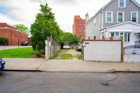32-42 95 St, New York, NY 11369