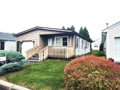 74 Dogwood Ln, Manorville, NY 11949