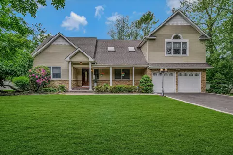 32 Robinhood Ln, Setauket, NY 11733