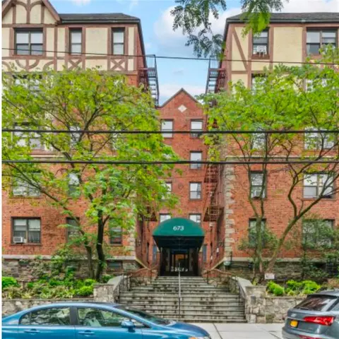 673 Locust St #4E, Mount Vernon, NY 10552