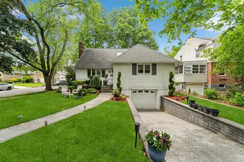 18 Hawthorne Ln, Valley Stream, NY 11581