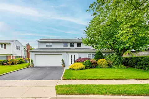 36 Randy Ln, Plainview, NY 11803