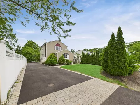 30 W Belmont St, Bay Shore, NY 11706