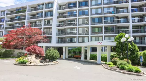 200 High Point Dr #302, Greenburgh, NY 10530