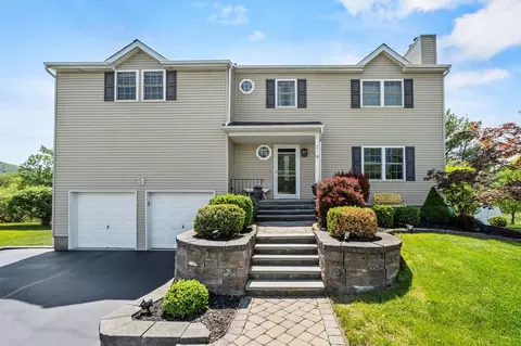 7 Pilgrim Ln, Washingtonville, NY 10992