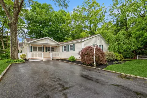 24 Victory St, Ronkonkoma, NY 11779