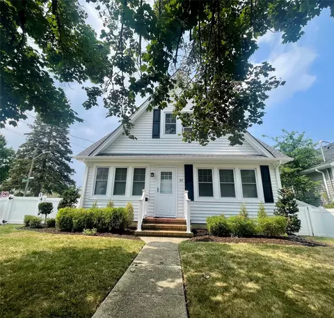 39 Fountain St, Hicksville, NY 11801