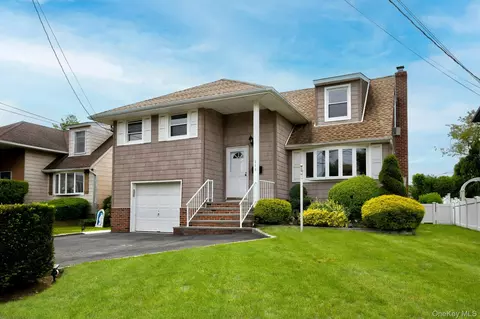 646 Evelyn Ave, East Meadow, NY 11554