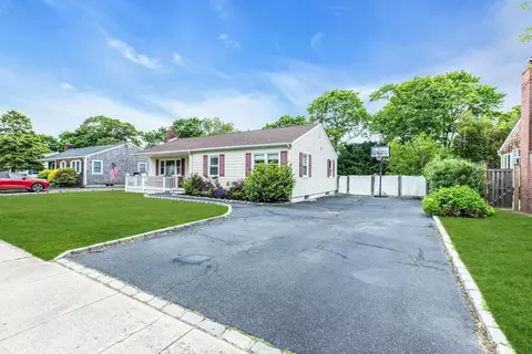 24 Gen Mclean Dr, Bellport, NY 11713