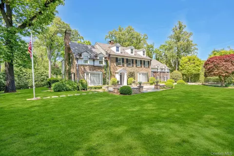 191 Elderfields Rd, North Hempstead, NY 11030
