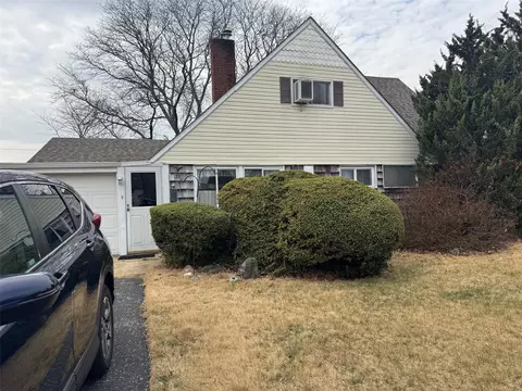 38 Hark Ln, North Hempstead, NY 11590