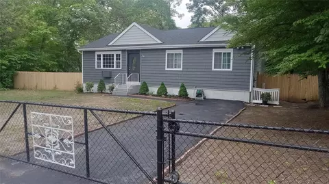 34 Park Ln, Medford, NY 11763