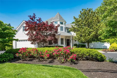 11 Aron St, Smithtown, NY 11787