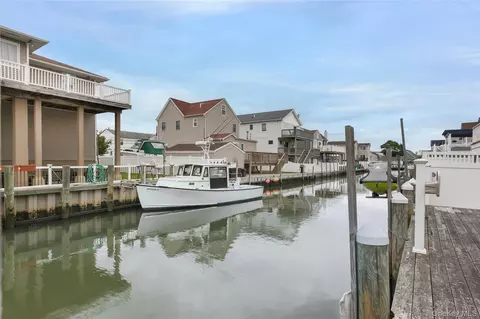 853 Arctic St, Lindenhurst, NY 11757