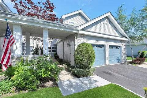 580 Mirror Pond Ct, Moriches, NY 11955